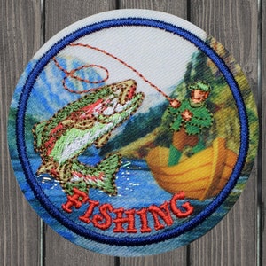 Angeln Gestickter Aufnäher 5,5 cm mit Boot und Fischer Design für Jacken, Taschen, Hüte, Outdoor Kleidung, Geschenk für Ihn