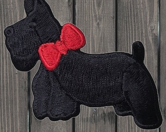 Geborduurde Scottie Dog-patch, 3" opstrijkbare zwarte puppy met rode strik naar links, badge van appliqué voor jassen, tassen, ambachten, decor voor verzamelaars