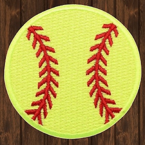 Peut inclure: Une balle de softball jaune avec des coutures rouges. La balle de softball est un patch circulaire avec une bordure blanche.