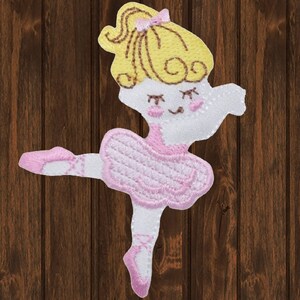Puede incluir: Parche bordado para planchar de una bailarina con cabello rubio, que lleva un tutú rosa y zapatos rosas.