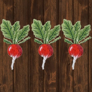 Peut inclure: Trois patchs brodés de radis rouges avec des feuilles vertes. Les radis sont blancs en bas et ont un dessus rouge.