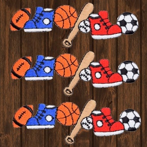 Puede incluir: Tres filas de parches bordados de colores para planchar que representan equipos deportivos, incluyendo un balón de fútbol americano, un balón de baloncesto, un bate de béisbol, una pelota de béisbol, un balón de fútbol y una zapatilla deportiva.