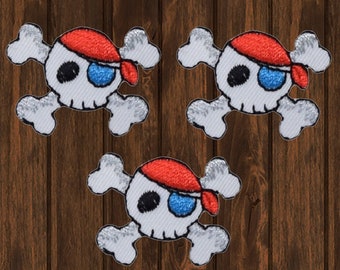 Lot de 3 mini patchs pirate fer à repasser, appliques brodées tête de mort avec os croisés de 1,38 po. pour vestes, sacs, insigne de costume de pirate à collectionner
