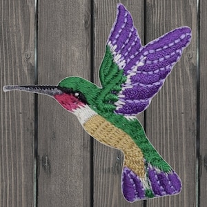 Toppa ricamata a forma di colibrì, applicazione di uccello viola e verde, distintivo naturale da stirare, accessorio fai da te per giacche, regalo per gli amanti degli uccelli, toppa alla moda floreale