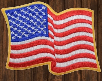 Toppa ricamata con bandiera americana, applicazione termoadesiva ondulata dorata USA, distintivo patriottico per giacche, zaini, cappelli e equipaggiamento militare.