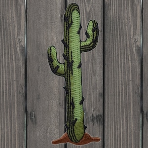 Peut inclure: Patch brodé de cactus vert avec des coutures noires et une base marron.
