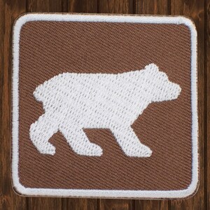 Bear Viewing Embroidered Patch, 2&quot; Iron On Wildlife Park Sign Badge for Jackets, Backpacks, Outdoor Gear, Nature Hikes, Camping Collectible