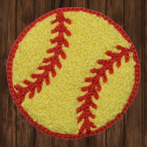 Peut inclure: Une balle de softball jaune avec des coutures rouges. La balle de softball est faite d'un matériau duveteux.