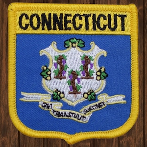 Puede incluir: Parche bordado con la palabra "CONNECTICUT" en negro sobre una pancarta amarilla. El parche tiene un fondo azul con el sello estatal en el centro, incluyendo vides y el lema latino "QUI TRANSTULIT SUSTINET".