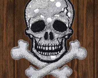 Toppa ricamata con teschio e ossa incrociate, distintivo da 2,75" con scheletro in argento scintillante da applicare con ferro da stiro, toppa regalo per giacca, zaino e cappello in stile gotico punk