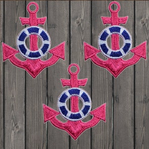 Könnte beinhalten: Drei rosafarbene Anker-Patches mit einem weißen und blauen Rettungsring-Design. Die Anker sind gestickt und haben ein nautisches Thema.