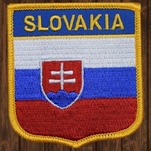 Op de afbeelding: Een geborduurde patch in blauw, wit en rood met het woord "SLOVAKIA" in gele letters. De patch heeft het Slowaakse wapenschild in het midden.
