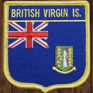 Può includere: Una toppa ricamata blu con il testo "BRITISH VIRGIN IS." e la bandiera delle Isole Vergini britanniche. La bandiera presenta uno sfondo blu con un Union Jack bianco nell'angolo in alto a sinistra e lo stemma delle Isole Vergini britanniche nell'angolo in basso a destra.