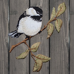 Parche bordado de pájaro carbonero, 3,25&quot; para planchar, aplique de pájaro cantor, insignia de amante de la naturaleza, parche de pájaro posado, bordado de vida silvestre