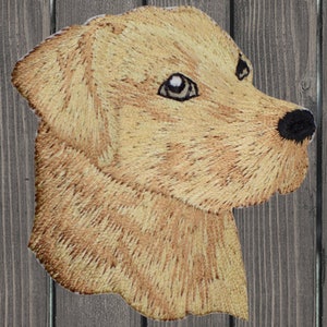 Puede incluir: Parche bordado de la cabeza de un perro golden retriever, con pelaje marrón claro y nariz negra.