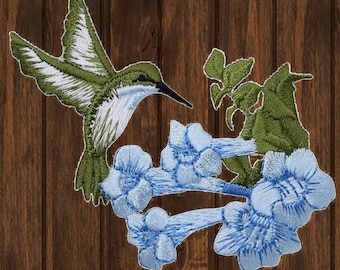 Toppa ricamata a forma di colibrì, 3,5" con uccello termoadesivo rivolto verso destra e fiori blu, per giacche, cappelli, zaini, regalo per gli amanti della natura