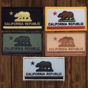 以下が含まれることがあります： カリフォルニア共和国旗の刺繍パッチが5つ。パッチは黒、黄、緑、ベージュ、水色の5色。各パッチには熊、星、そして「CALIFORNIA REPUBLIC」の文字が刺繍されています。