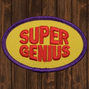 Könnte beinhalten: Ein gelber ovaler Patch mit einem violetten Rand. Der Text "SUPER GENIUS" ist in Rot gestickt.
