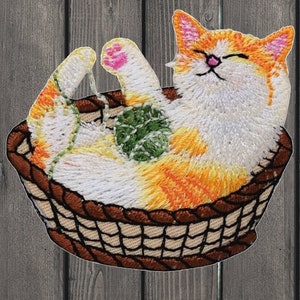 Patch fer à repasser chaton 2,25 po., brodé chaton jouant avec un panier de laine, badge appliqué pour vestes, sacs, cadeau pour amoureux des chats, style mignon