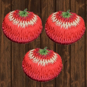 Peut inclure: Trois ornements en forme de tomate rouge avec des broderies blanches et vertes. Les ornements sont en tissu et ont une forme tridimensionnelle.