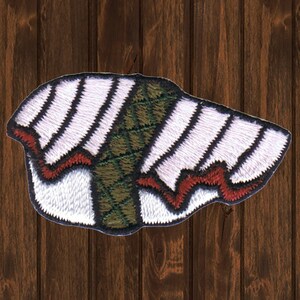Peut inclure: Patch brodé de sushi blanc et rouge avec un motif d'algue verte.
