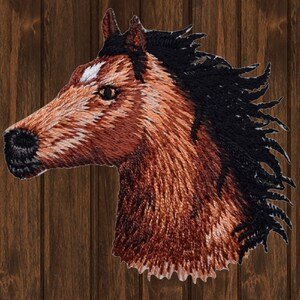 Peut inclure: Patch brodé représentant la tête d'un cheval brun avec une crinière noire et une étoile blanche sur le front.