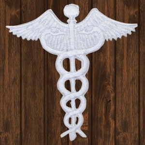 Può includere: Toppa ricamata bianca con il simbolo medico, un serpente avvolto attorno a un bastone con ali.