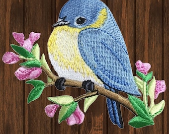 Toppa termoadesiva a forma di uccello azzurro, applicazione ricamata da 3,5 pollici con fiori e rami per amanti della natura, giacche, borse, zaini, artigianato