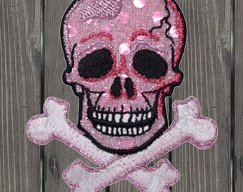 Strykmärke med dödskalle och korsben, skimrande rosa skelettbroderat applikationsmärke för jackor, hattar, väskor, edgy punk-märke 2,75"
