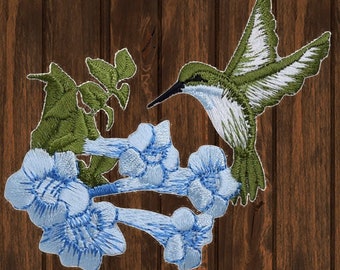 Toppa termoadesiva a forma di colibrì, applicazione ricamata da 3,5" rivolta verso sinistra con fiori blu per giacche, borse, vestiti, distintivo regalo a forma di uccello