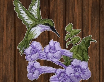 Toppa ricamata a forma di colibrì da 2,5 pollici, con fiori viola, da applicare su giacche, cappelli, borse, regalo per gli amanti della natura, decorazioni