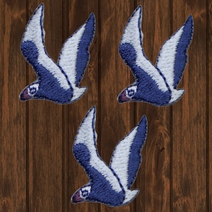 Puede incluir: Tres parches bordados de pájaros azules y blancos. Los pájaros están en vuelo con las alas extendidas. Los parches son perfectos para agregar un toque de fantasía a la ropa, las bolsas u otras manualidades.