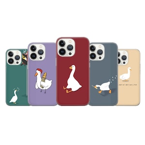 Op de afbeelding: Set van zes telefoonhoesjes met verschillende illustraties van witte ganzen. De hoesjes zijn allemaal zwart, wit en rood met verschillende ontwerpen.