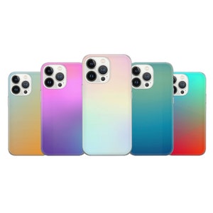 Puede incluir: Cinco fundas de teléfono de diferentes colores con un efecto degradado. Las fundas son todas transparentes y muestran las lentes de la cámara del teléfono. Los colores son amarillo, morado, azul, verde y rojo.