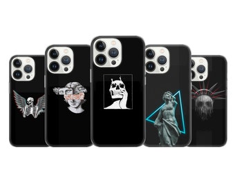 以下が含まれることがあります： 異なるグラフィックデザインが施された黒いiPhoneケースが5つ。デザインには、翼のある骸骨、バラを持った女性の顔、頭蓋骨、彫像、自由の女神が含まれています。