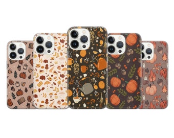 Puede incluir: Cinco fundas para iPhone diferentes con diseños de temática otoñal. Las fundas presentan varios patrones que incluyen calabazas, hojas, bellotas y teteras. Las fundas son todas transparentes y muestran las lentes de la cámara del teléfono.