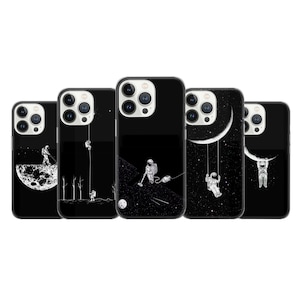 Puede incluir: Cinco fundas de teléfono negras con diferentes diseños de astronautas. Los diseños incluyen un astronauta limpiando, un astronauta columpiándose en una luna creciente, un astronauta escalando una cuerda, un astronauta de pie en la luna y un astronauta agarrándose a una luna creciente.