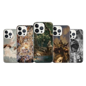 Op de afbeelding: Vijf verschillende iPhone-hoesjes met verschillende artistieke ontwerpen. De hoesjes tonen een Renaissance-schilderij, een landschapsscène, een portret van een persoon met een kroon en een zwart-wit abstract ontwerp.