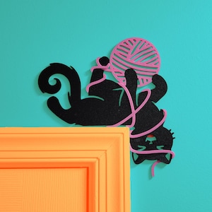 3D Printed Cat Door Topper: Playful Kitten with Yarn Ball