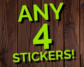 Puede incluir: Texto verde brillante sobre un fondo de madera marrón oscuro. El texto dice "ANY 4 STICKERS!". Las palabras son grandes y en negrita, con un ligero efecto de sombra. La veta de la madera es visible.