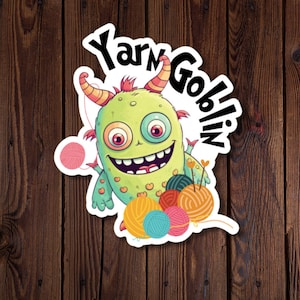 Lustiger Yarn Goblin Sticker, Geschenk für Häkeler, Stricker, Wollliebhaber, Crafter Sticker rjdesignsstickers