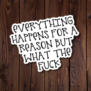 Tout arrive pour une raison, mais quelle est cette putain, Sticker rigolo, WTF, Vinyle, Sticker résistant à l'eau pour ordinateur portable, rjdesignsstickers