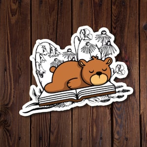Sticker ours dessin animé mignon dormant sur un livre, vinyle résistant à l'eau, cadeau pour amateur d'ours, autocollant amateur de lecture, autocollant auteur