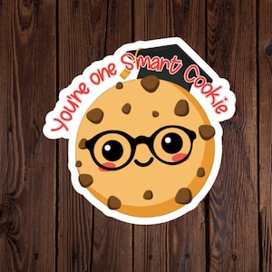 Félicitez votre diplômé avec un autocollant pour biscuits intelligent - Biscuit aux pépites de chocolat découpé résistant à l'eau avec chapeau de remise des diplômes