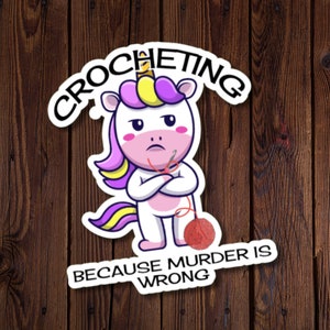 Tejer a crochet porque matar está mal, unicornio enojado a crochet, pegatina troquelada resistente al agua para crocheters, pegatina divertida de crochet