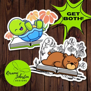 Adesivo orso addormentato sul libro e adesivo tartaruga carina sul libro ~ Vinile resistente all'acqua ~ Confezione da 2