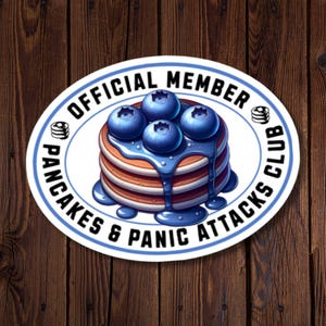 Adesivo oficial de membro do Pancakes & Panic Attacks Club - Blueberry Pancake Design