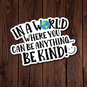 Em um mundo onde você pode ser qualquer coisa, seja gentil, adesivo de felicidade, vibrações positivas, adesivo cortado resistente à água, rjdesignsstickers