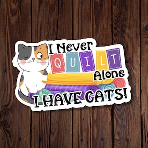 Sticker courtepointe pour amoureux des chats, Je n'ai jamais fait de courtepointe seul, j'ai des chats !, Résistant à l'eau, découpé à l'emporte-pièce, Sticker chaton mignon, Sticker courtepointe drôle