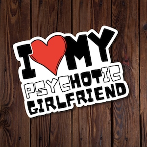Autocollant drôle de petite amie, j'aime ma petite amie psycHOTic, cadeau de petit ami, coeur, autocollant de police de style dessin animé audacieux, rjdesignsstickers